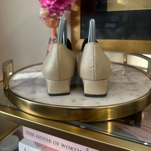 Vintage Stuart Weitzman Gold Embossed Block Heel Pumps Size 10.5 AA - Picture 3 of 7